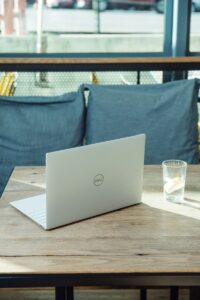 Na co zwrócić uwagę przy zakupie zasilacza do laptopa Dell?